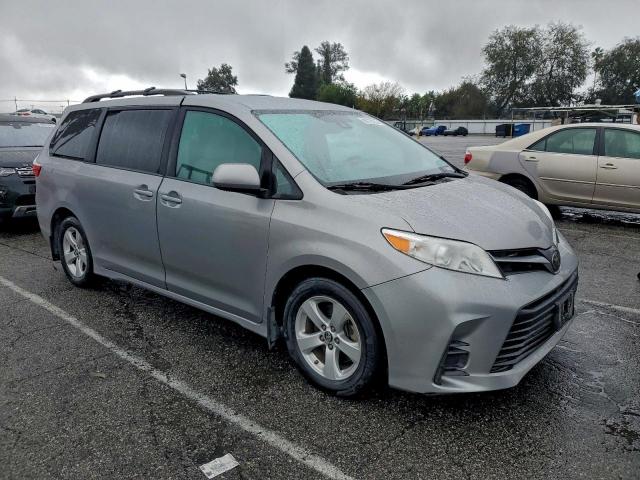 Toyota Sienna Le Image 6