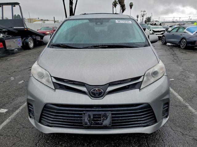 Toyota Sienna Le Image 7