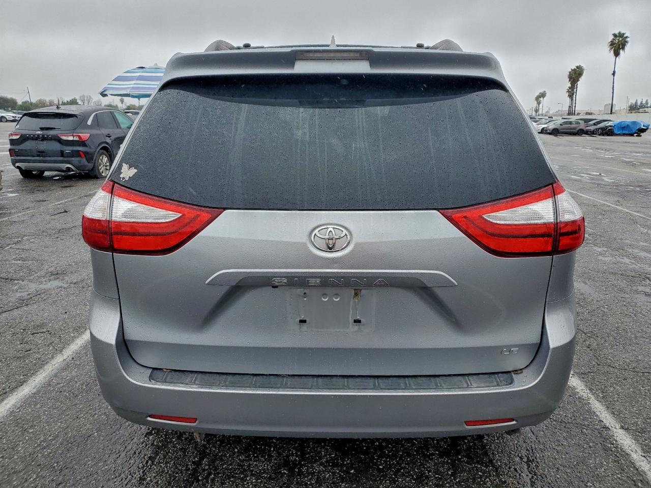 Toyota Sienna Le Image 2