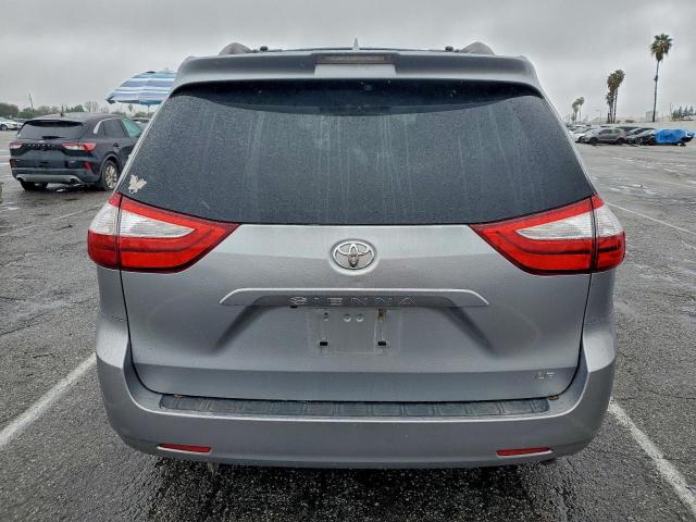 Toyota Sienna Le Image 2