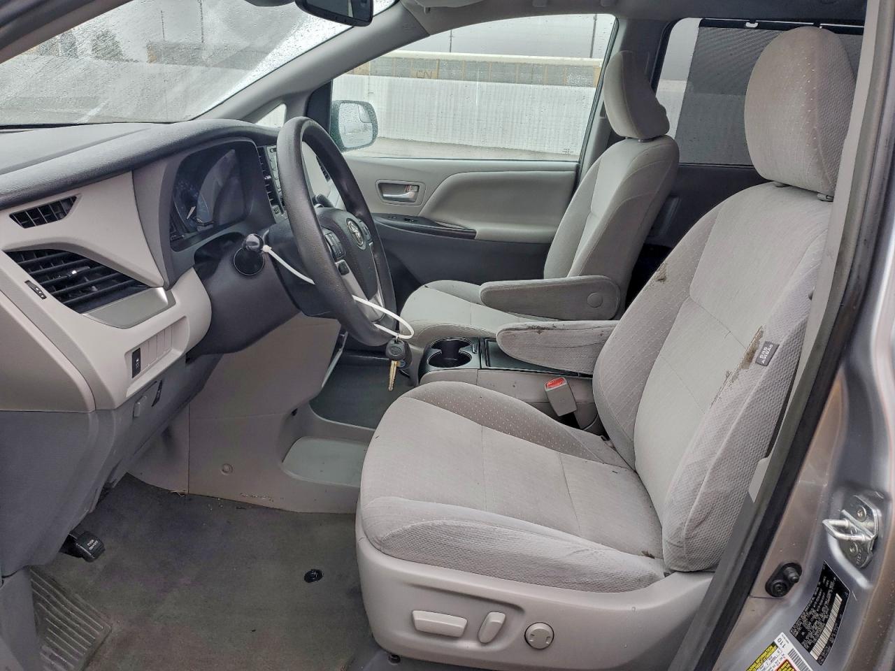 Toyota Sienna Le Image 5