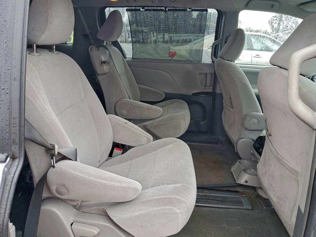 Toyota Sienna Le Image 9