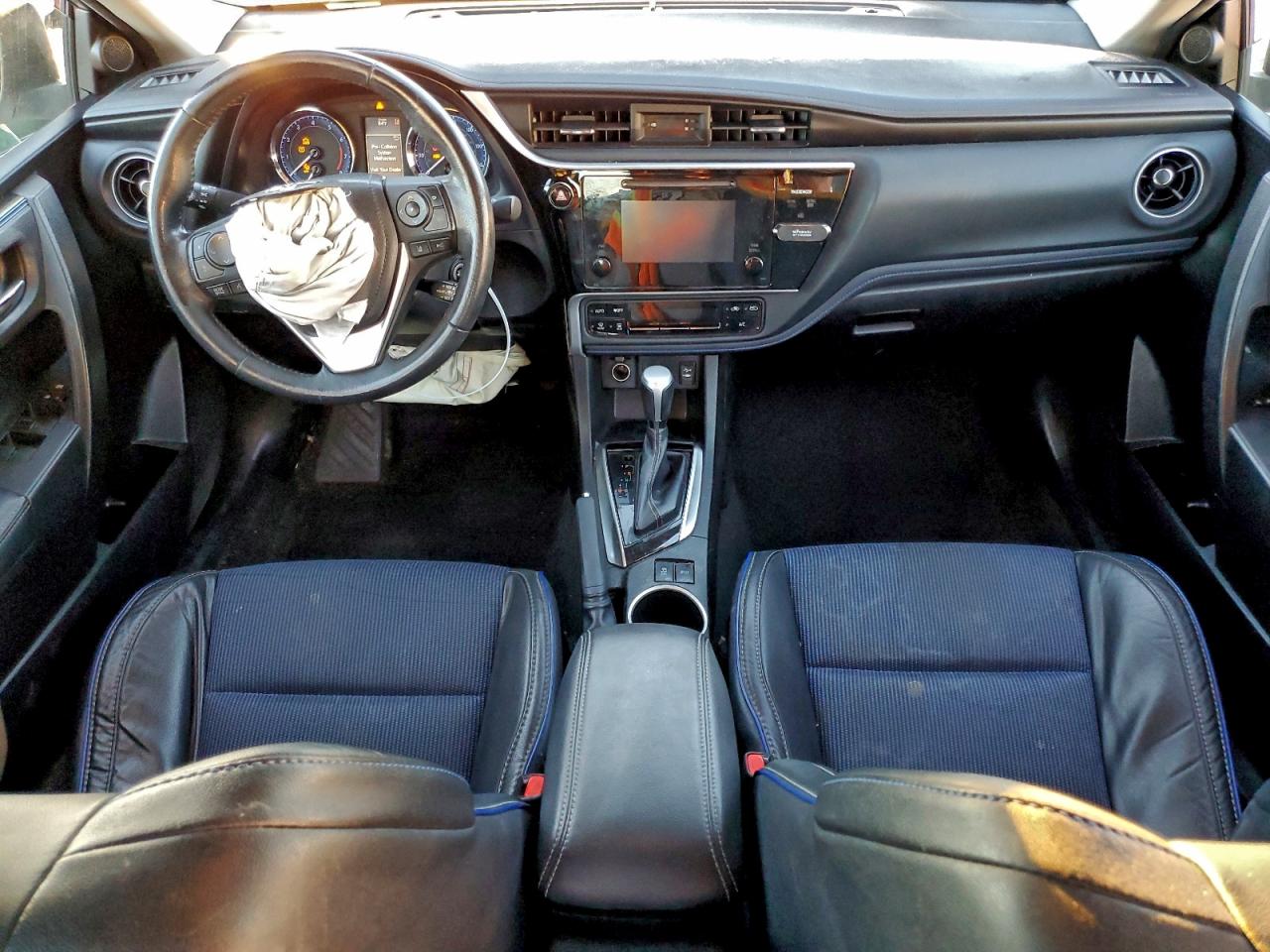 Toyota Corolla L Image 8