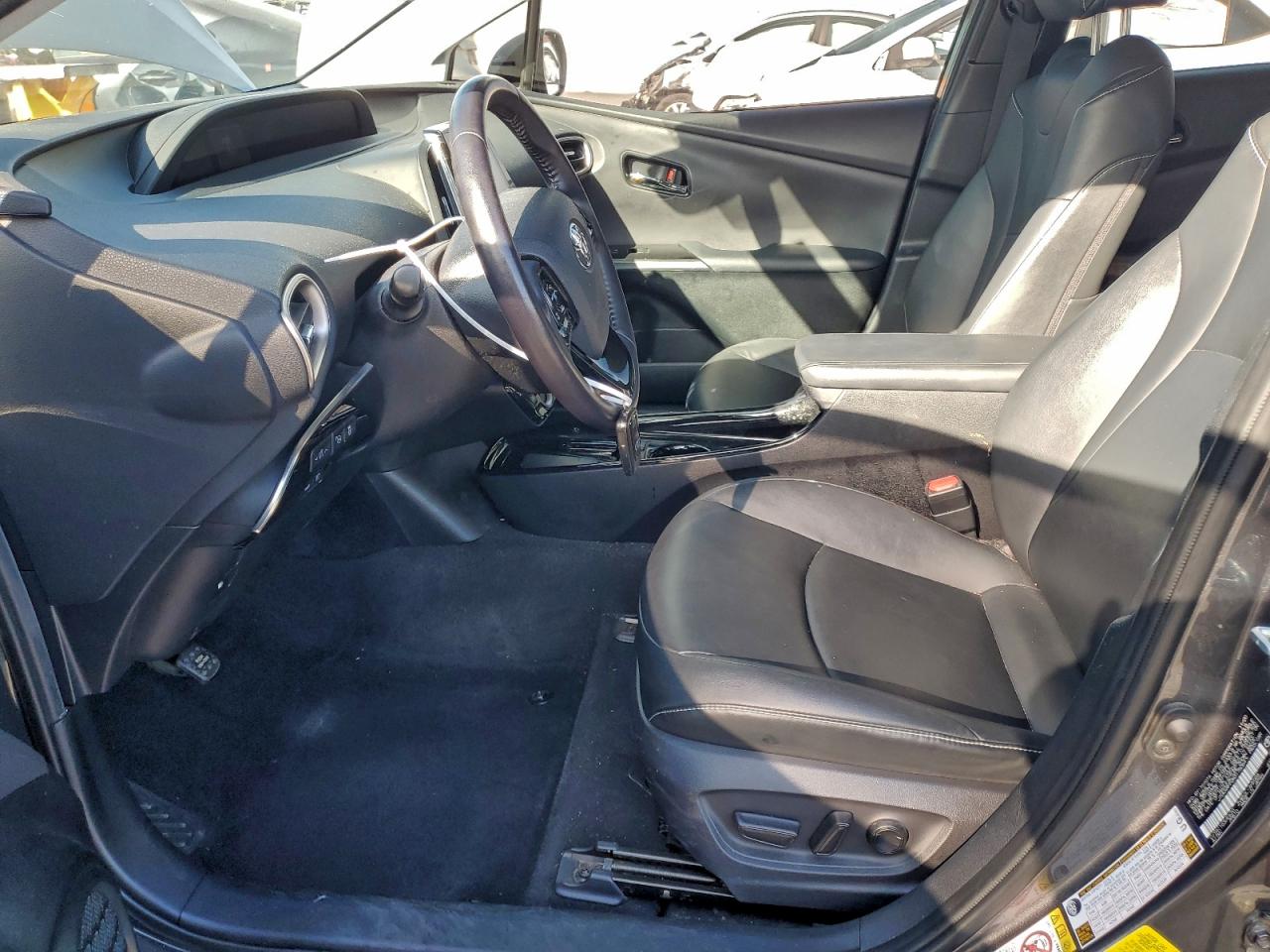 Toyota Prius Le Image 10