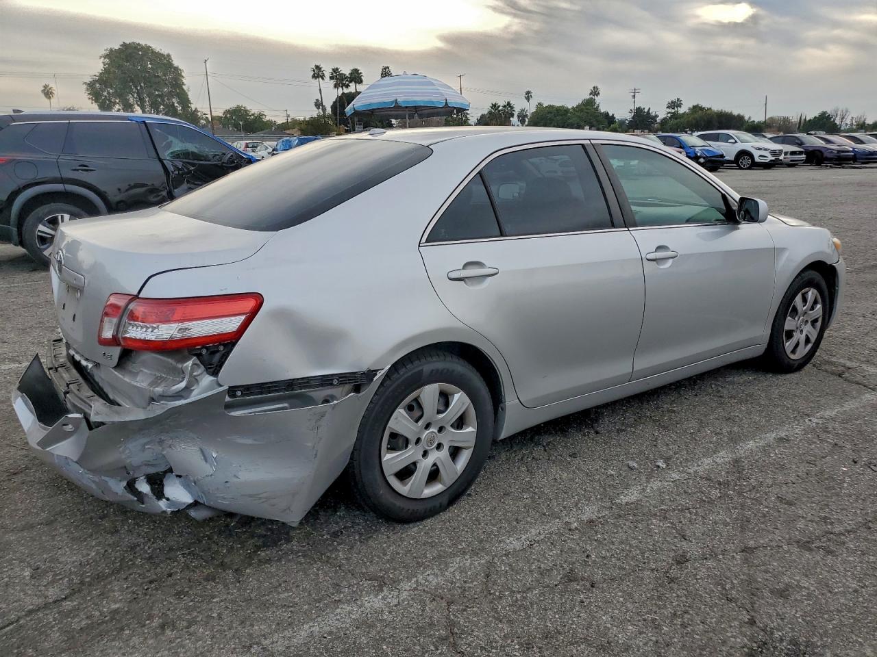 Toyota Camry Base Image 4