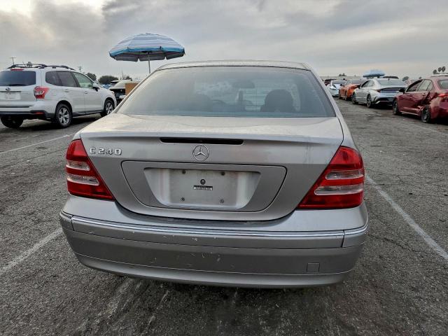 Mercedes-Benz C-Class 240 Image 11