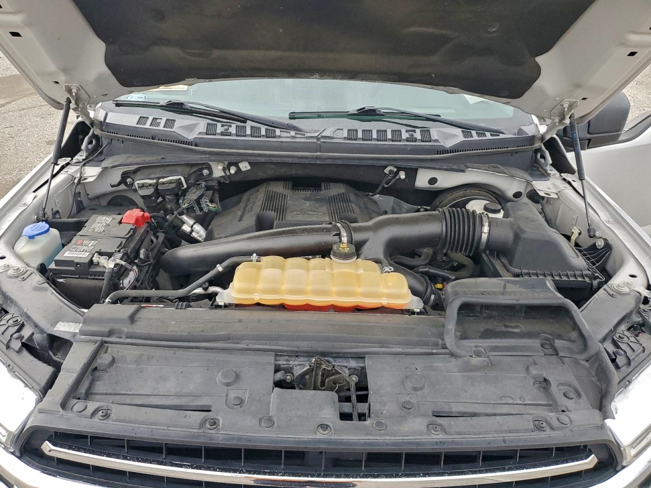 Ford F-150 Supercrew Image 12