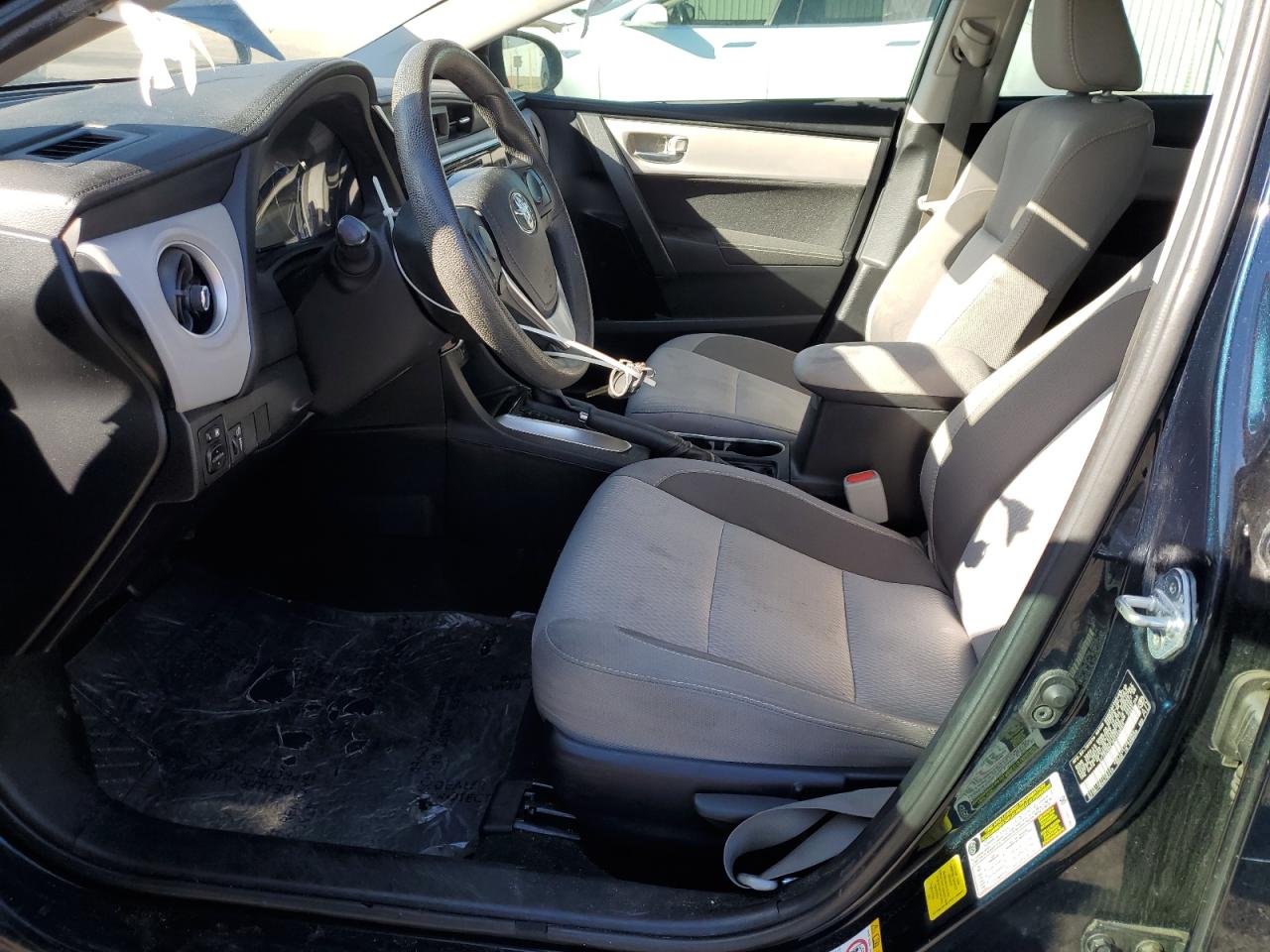 Toyota Corolla L Image 2