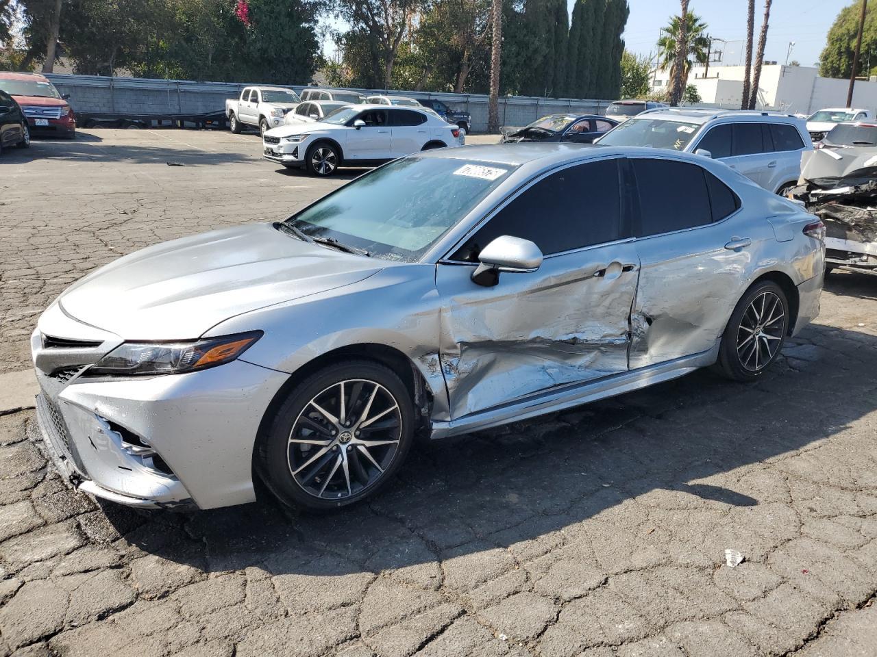 Toyota Camry Se Image 1