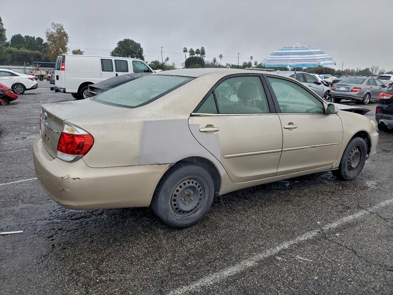 Toyota Camry Le Image 3