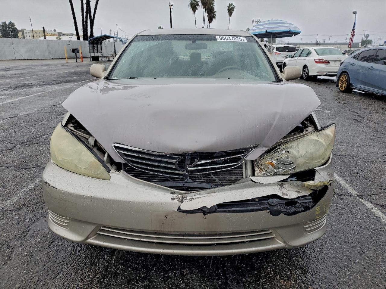 Toyota Camry Le Image 7