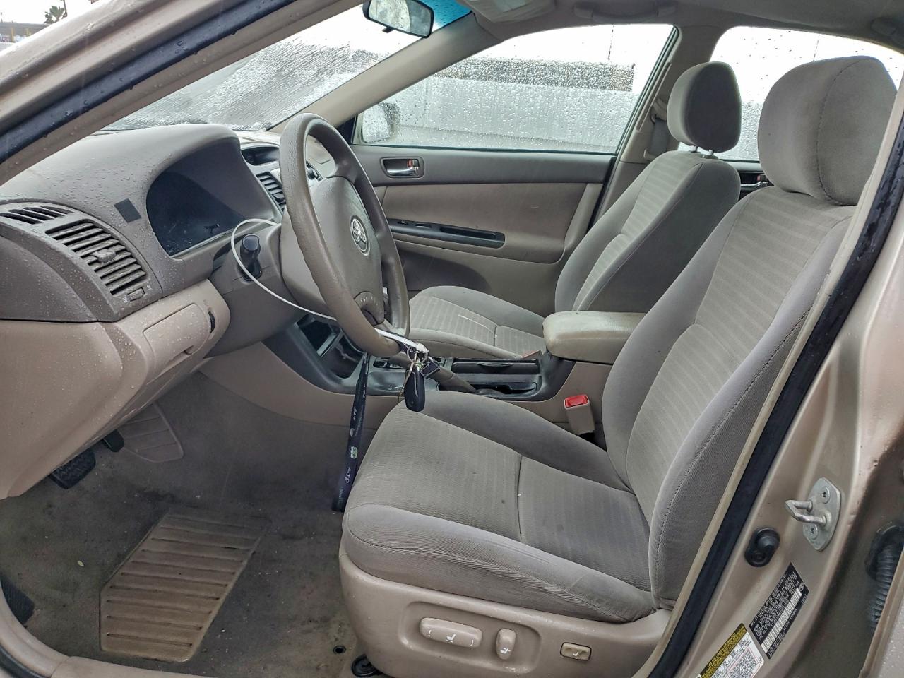 Toyota Camry Le Image 6