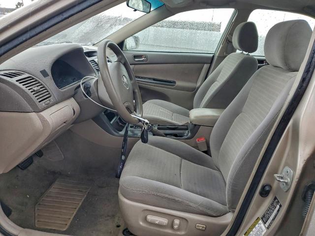 Toyota Camry Le Image 6