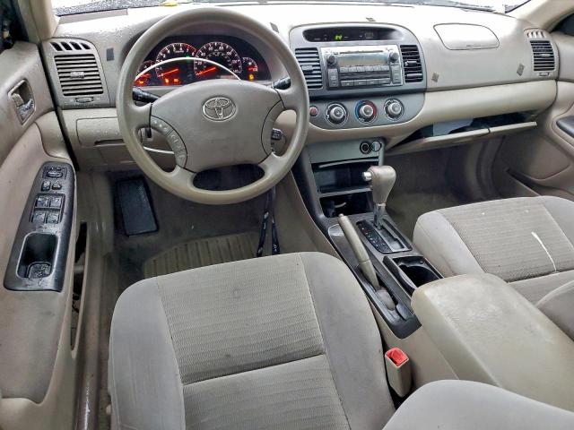 Toyota Camry Le Image 12