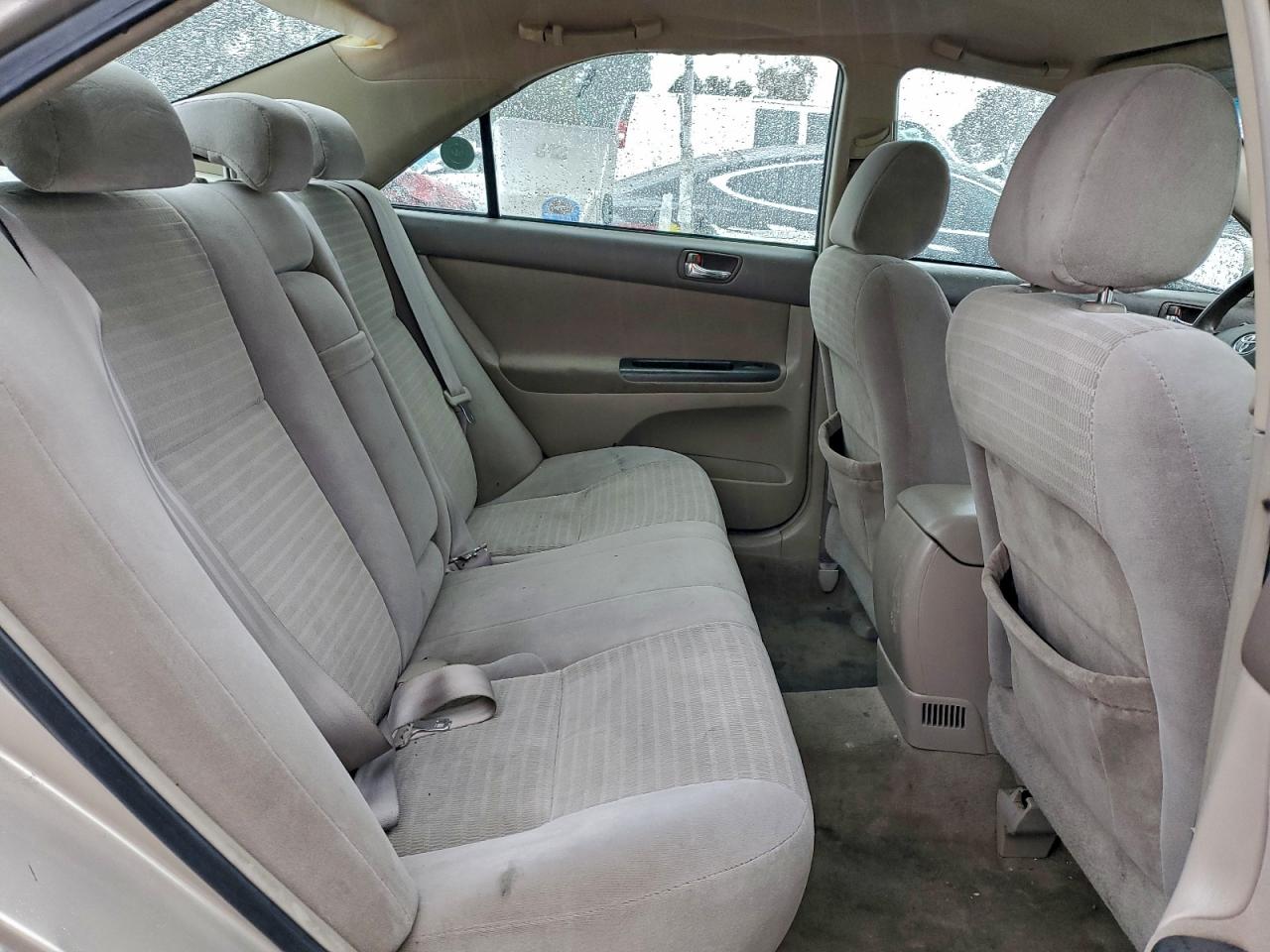 Toyota Camry Le Image 9