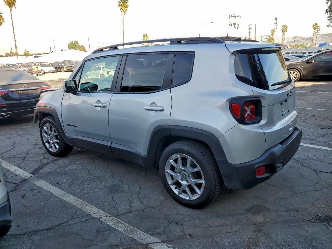 Jeep Renegade Latitude Image 3