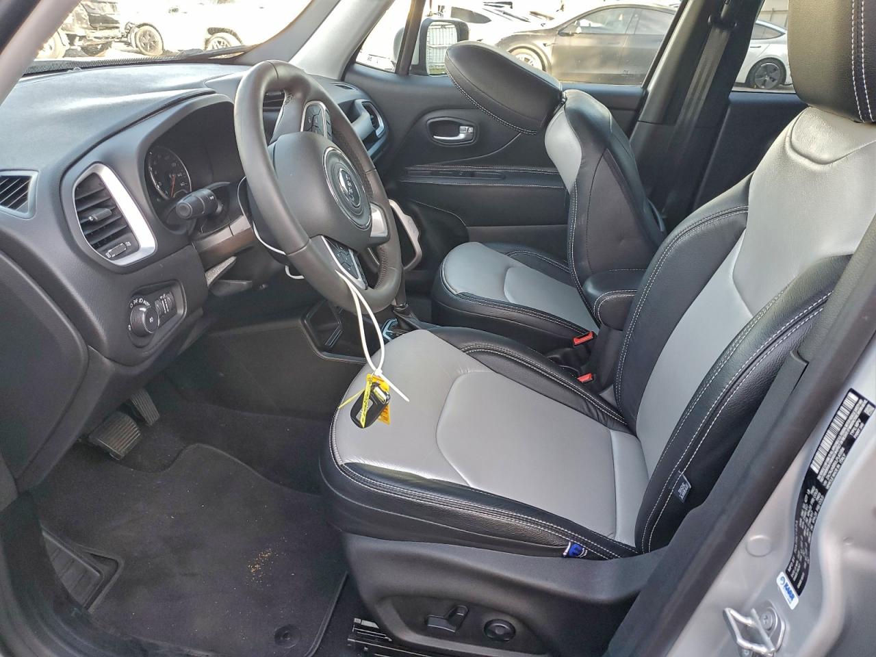 Jeep Renegade Latitude Image 10