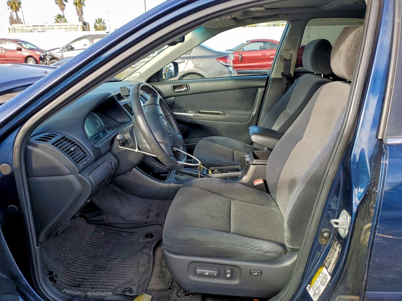 Toyota Camry Le Image 8