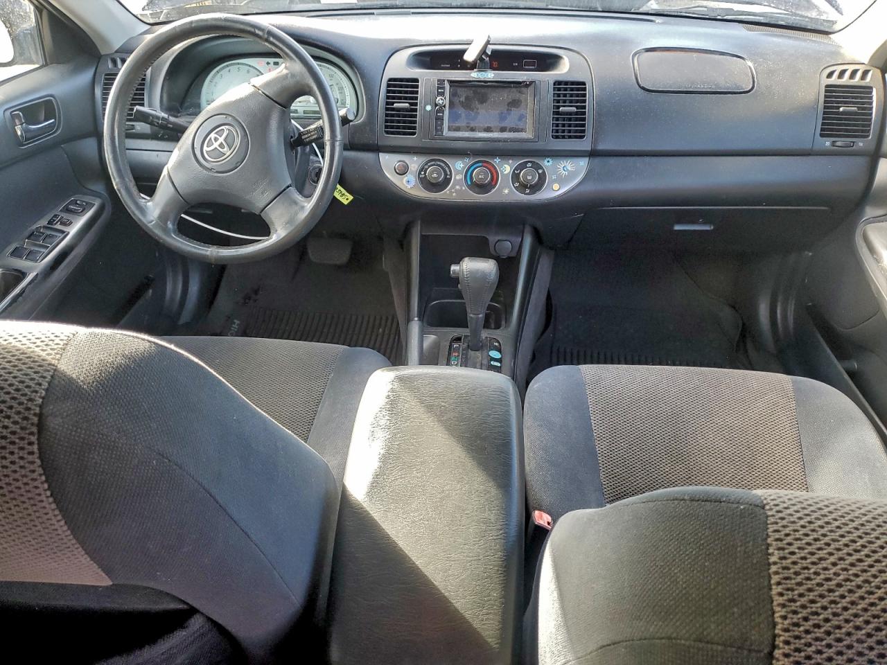 Toyota Camry Le Image 6