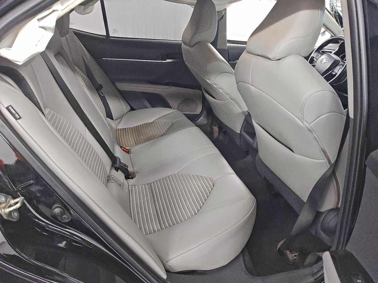 Toyota Camry L Image 4