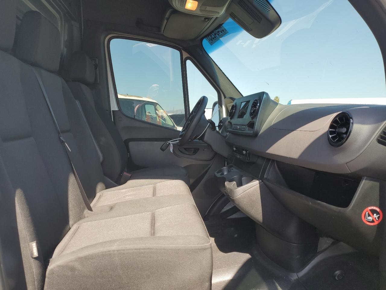 Mercedes-Benz Sprinter 2500 Image 6