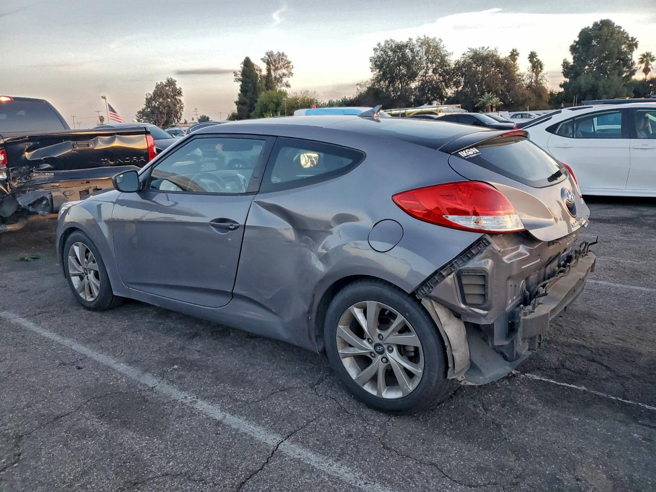 Hyundai VELOSTER Image 2