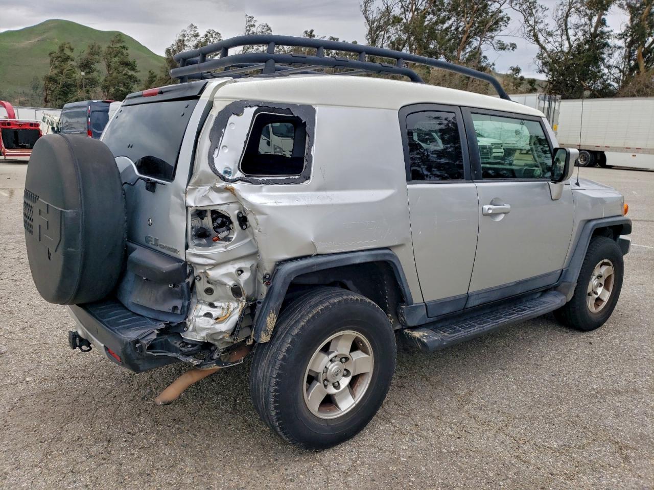 Toyota FJ Cruiser Image 2