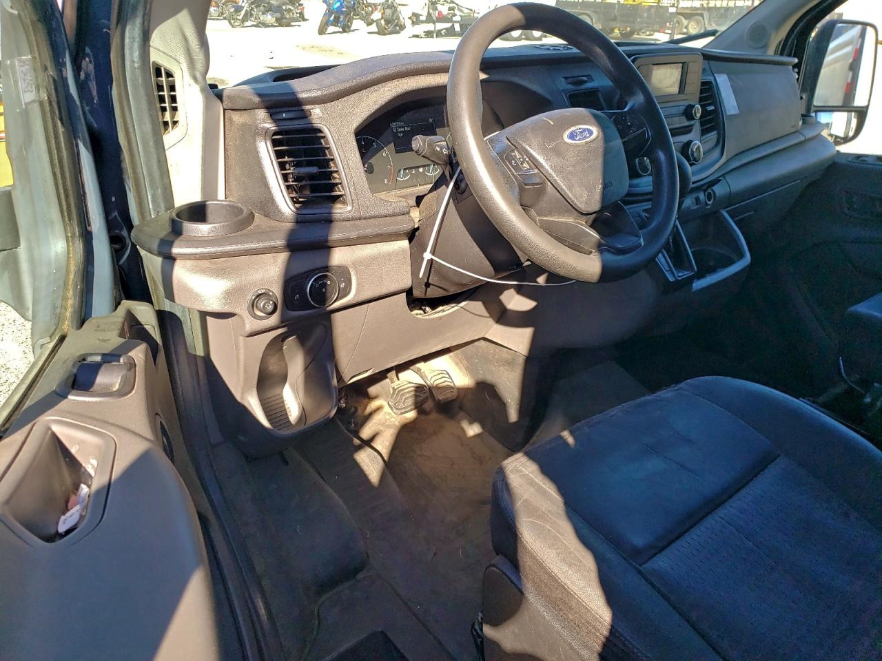 Ford Transit T-250 Image 4