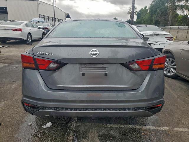 Nissan Altima S Image 8