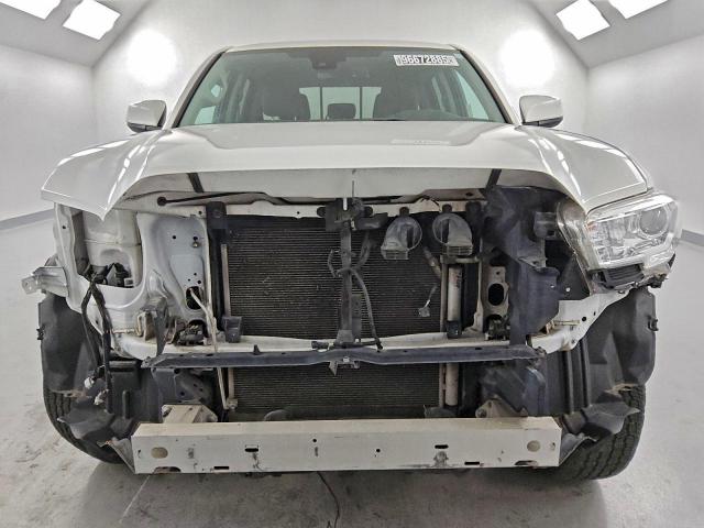 Toyota Tacoma Double Cab Image 3