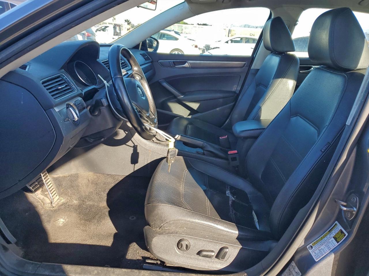 Volkswagen Passat S Image 3