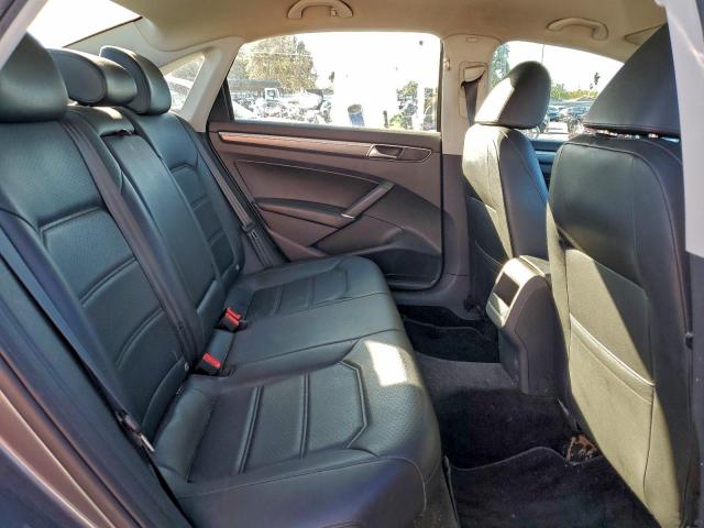 Volkswagen Passat S Image 7