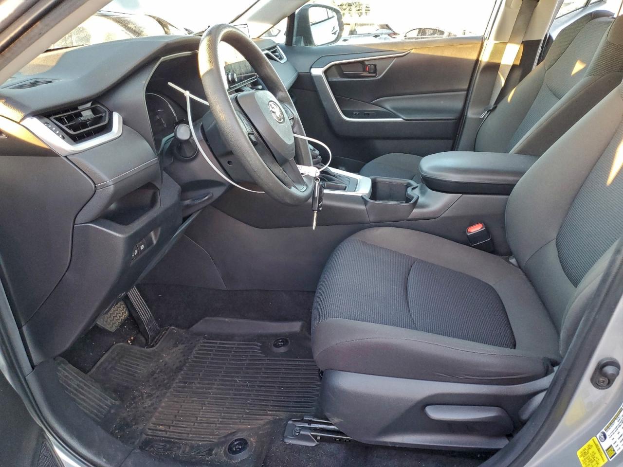 Toyota RAV4 Le Image 5