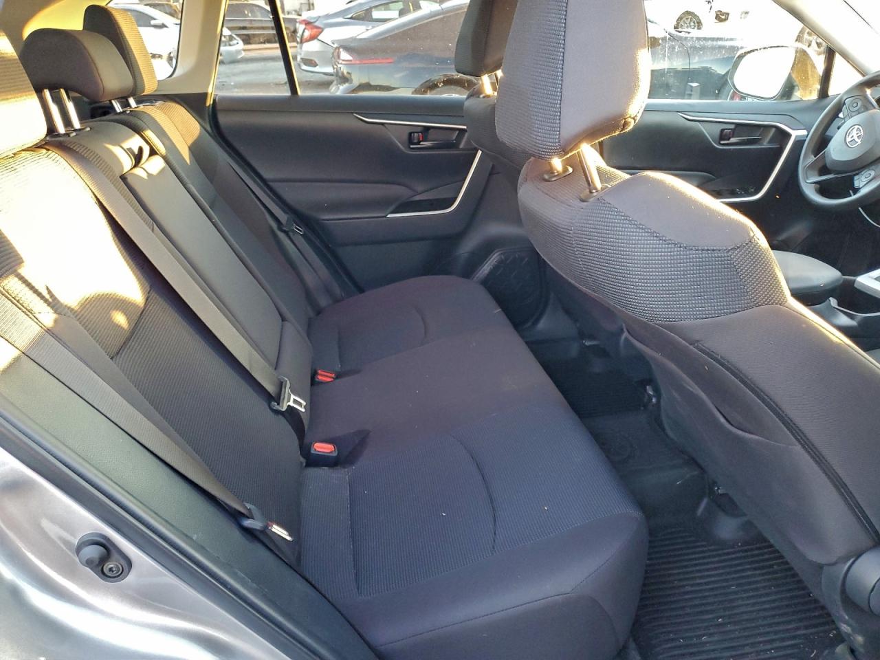 Toyota RAV4 Le Image 9