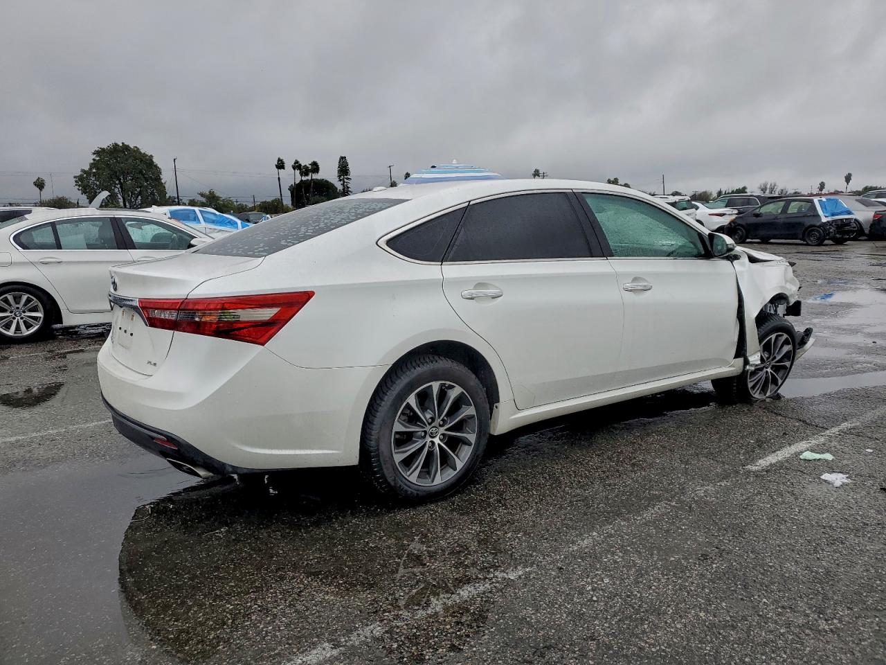 Toyota Avalon Xle Image 2