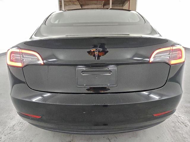 Tesla Model 3 Image 4