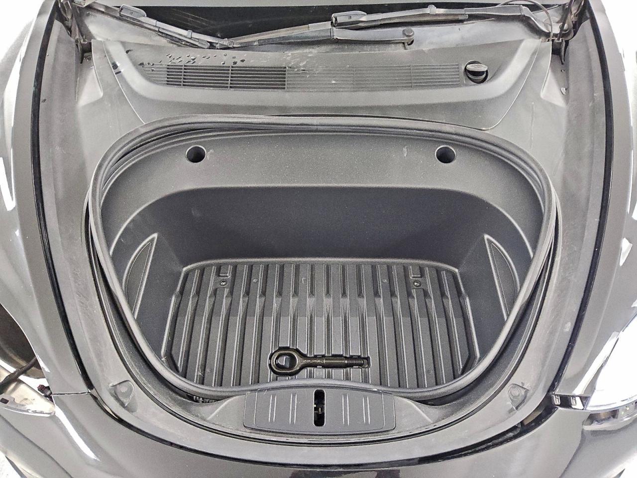 Tesla Model 3 Image 8