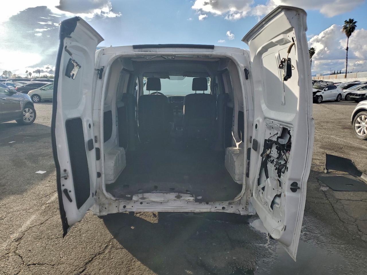 Nissan Nv 2.5s Image 11