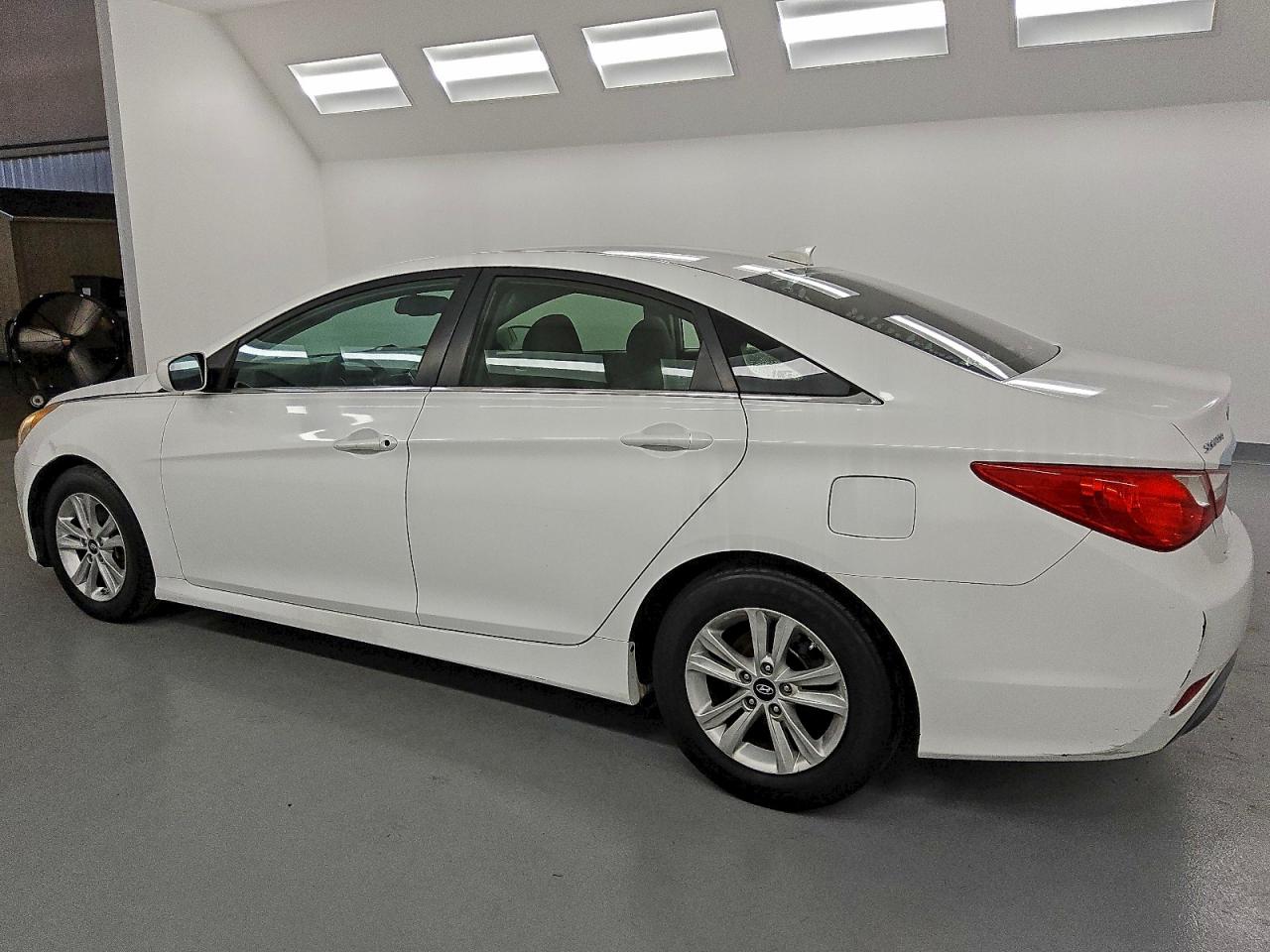 Hyundai SONATA Gls Image 12