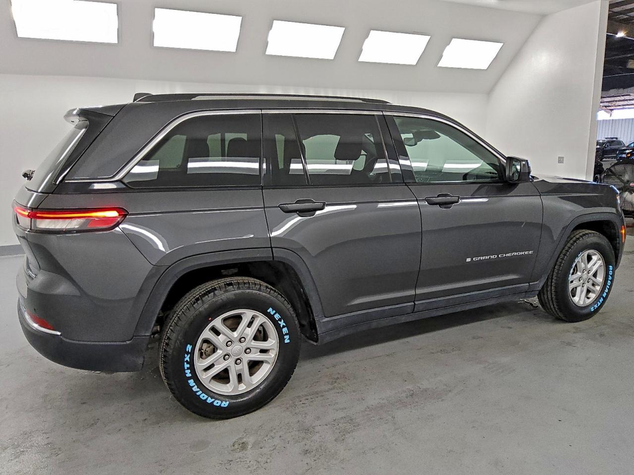 Jeep Grand Cherokee Laredo Image 2