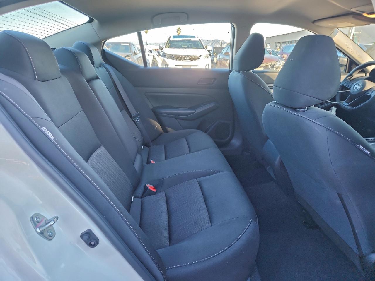 Nissan Altima S Image 9