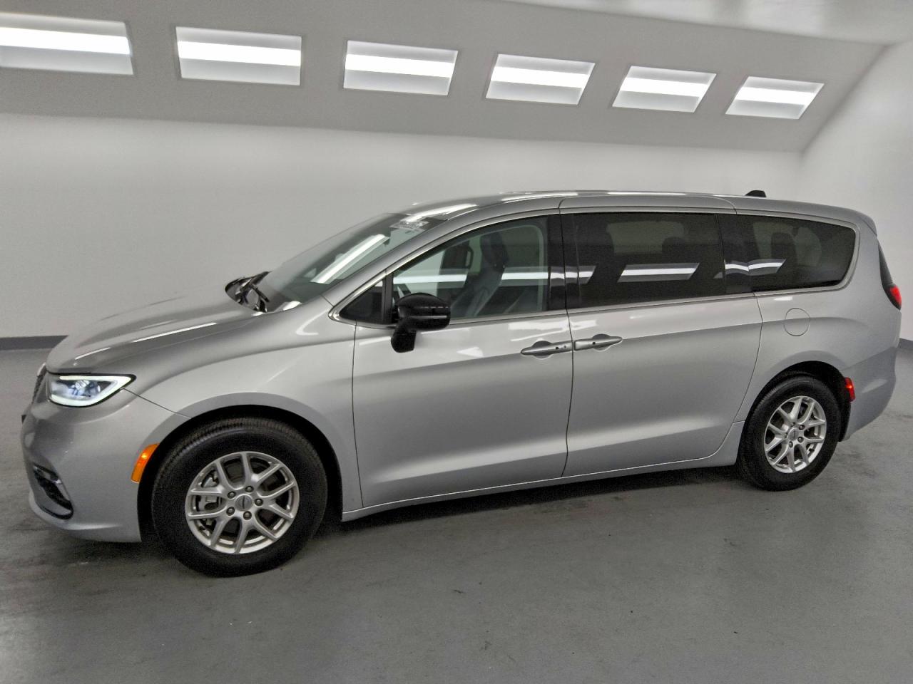 Chrysler Pacifica Touring L Image 1