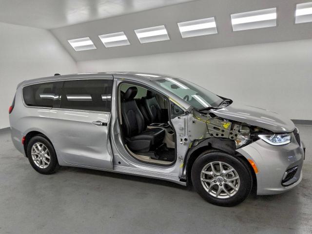 Chrysler Pacifica Touring L Image 4