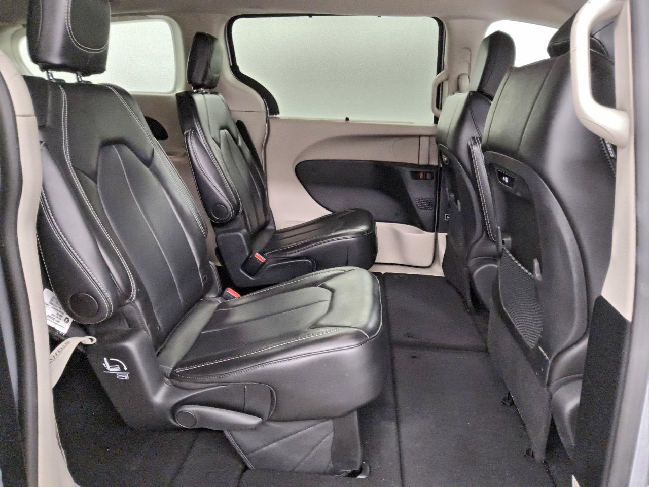 Chrysler Pacifica Touring L Image 10