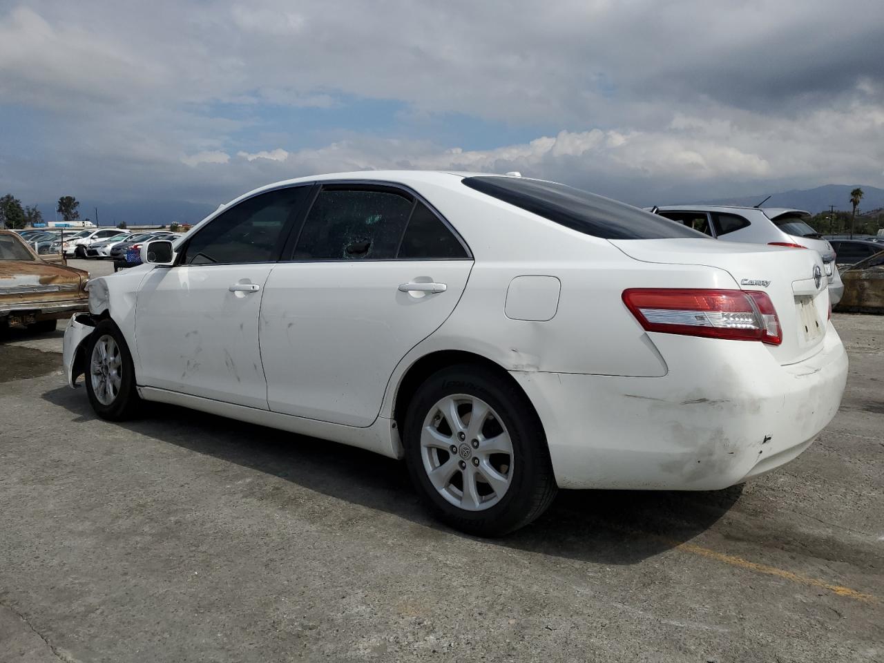 Toyota Camry Base Image 8