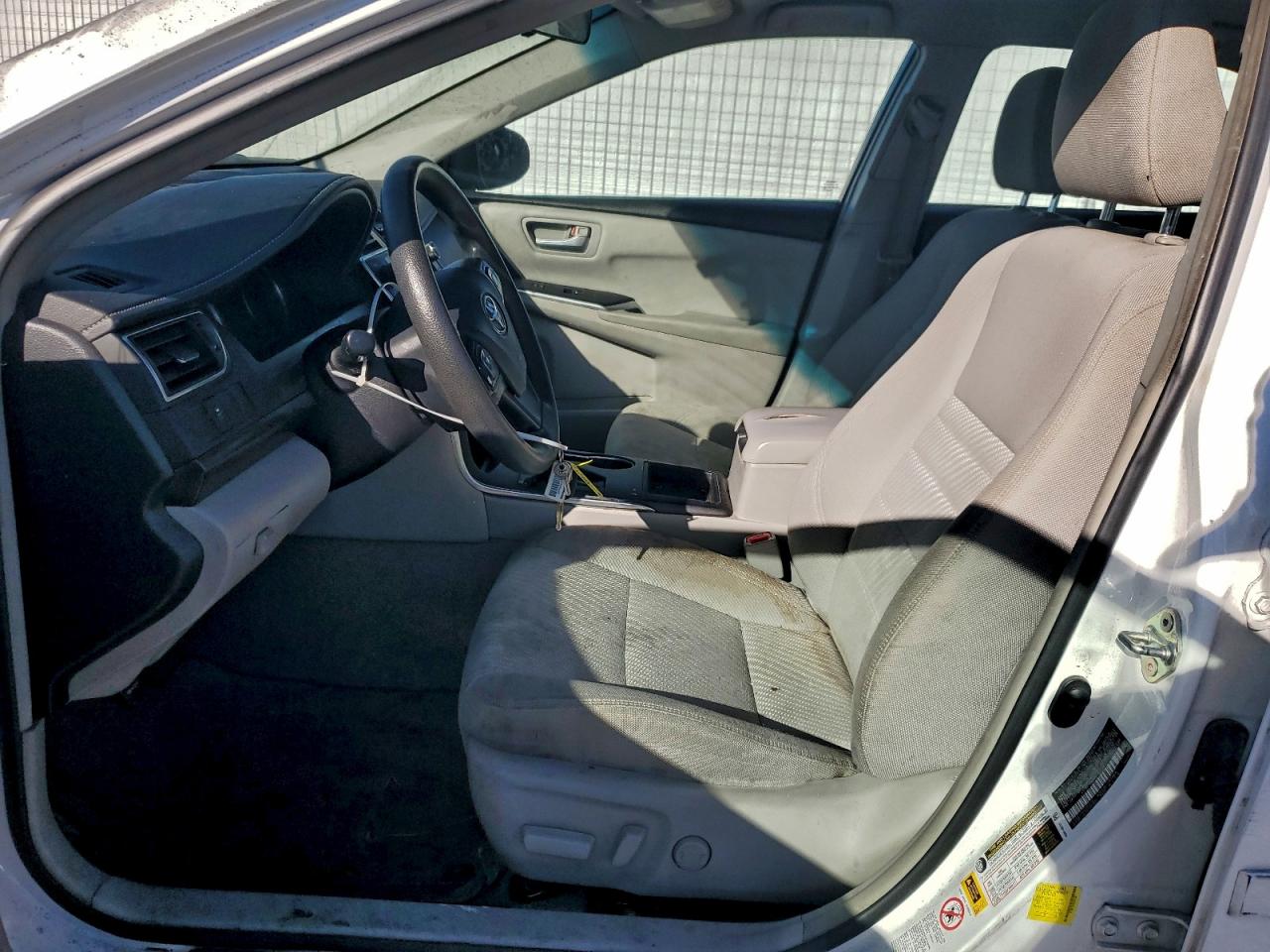 Toyota Camry Le Image 4