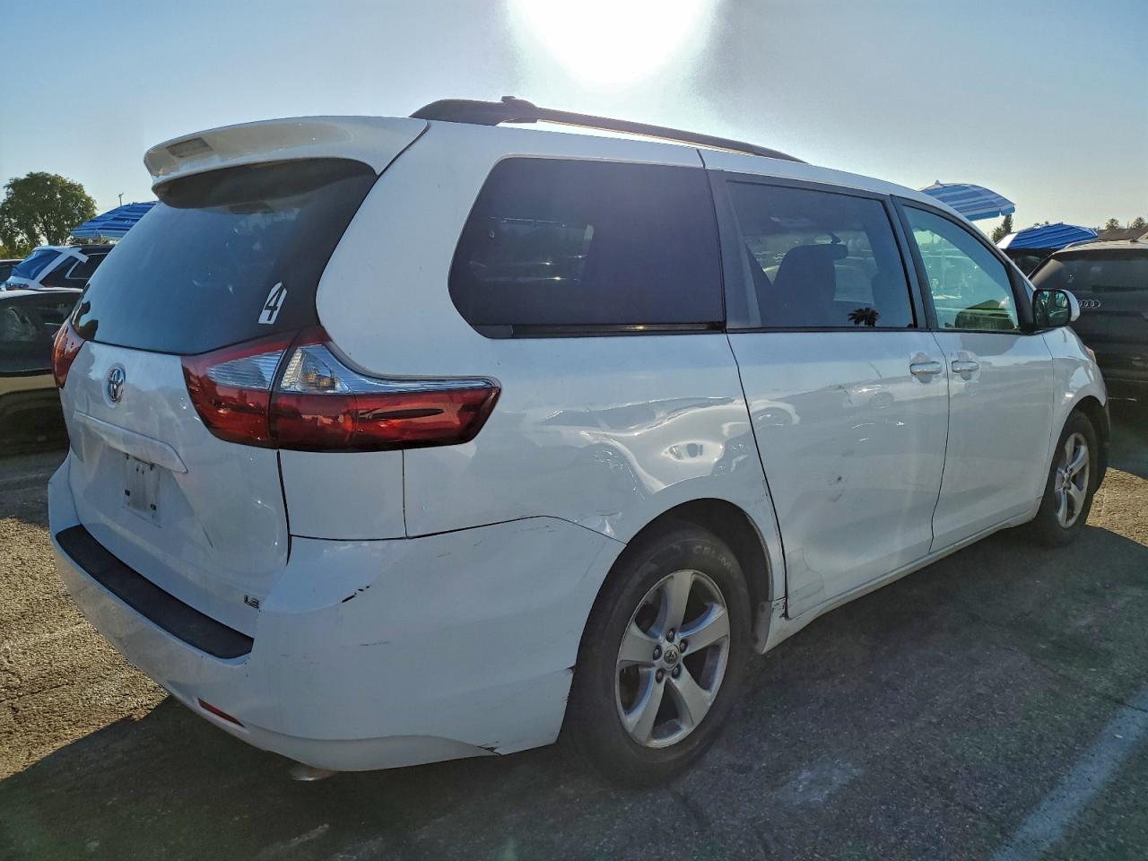 Toyota Sienna Le Image 4