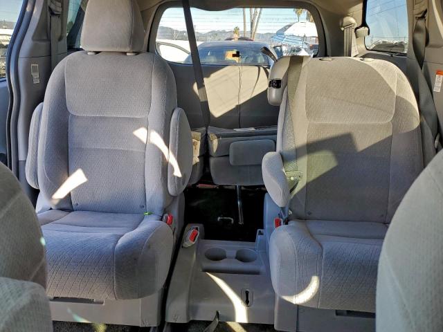 Toyota Sienna Le Image 5