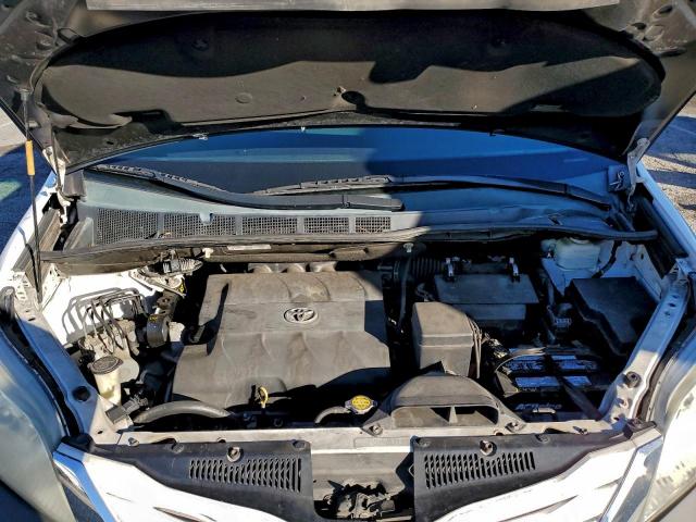 Toyota Sienna Le Image 13