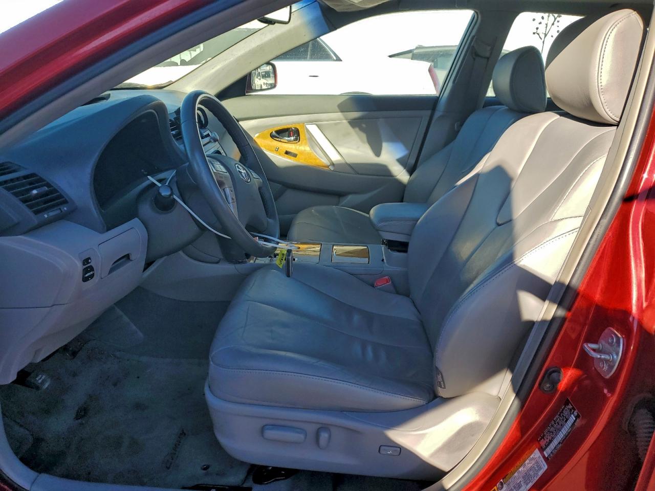 Toyota Camry Le Image 11